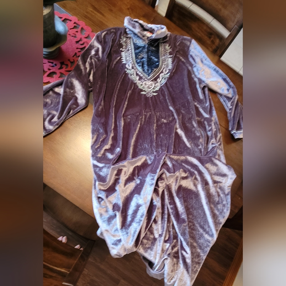 Chic Velvet Robe in Silver Gray - Picture 3 of 12